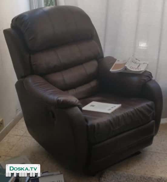 Итальянское кожаное кресло коричневого цвета. С рекляйнером. Есть возможность