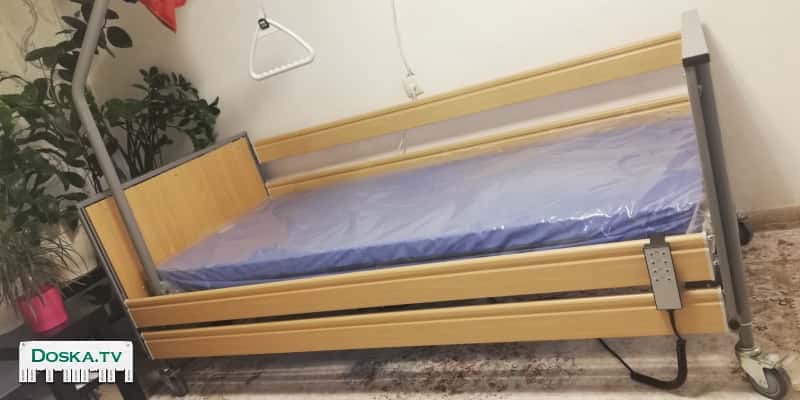 Медицинская кровать (мита сиюдит) на мощных колёсах со стоперами, с