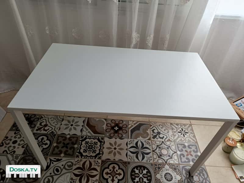 Стол в идеальном состоянии длина 125, ширина 75.