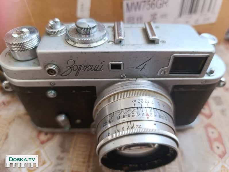 В прекрасном состоянии фотоаппарат пленочный " зоркий 4" в оригинальном
