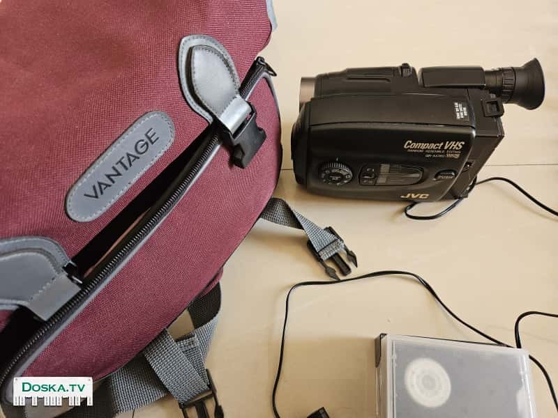 Камерой почти не пользовался. В наличии сумка,три кассеты,батарея,зарядное устройство, кассета