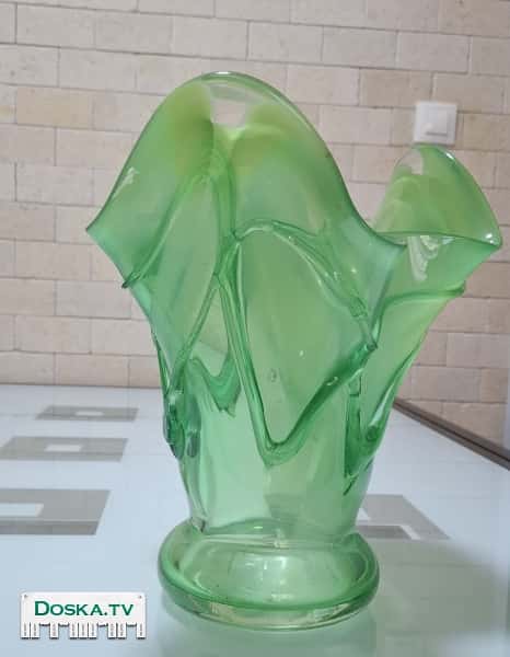 Ваза для цветов из чешского стекла,зеленого цвета золотой лепниной